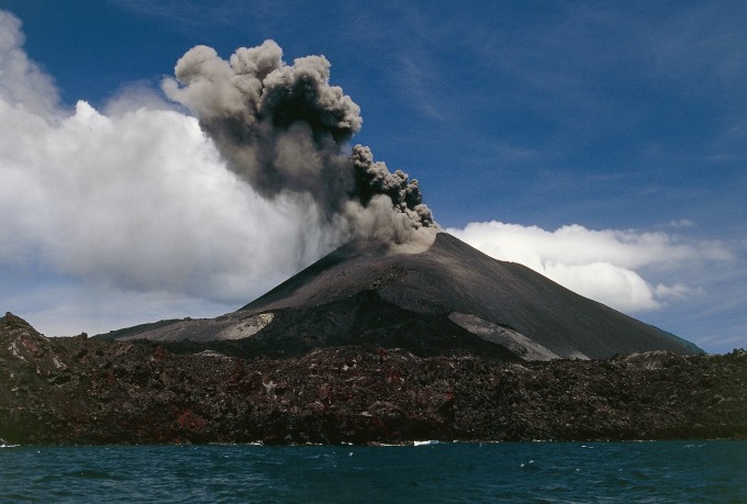 Vulcanul Semenu din Indonezia a erupt. Rezidenții au fost avertizați să stea departe de zona erupției - vulcan-1639911618.jpg