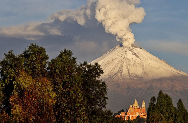 Peste 20 de zboruri anulate din cauza vulcanului Popocatépetl din Mexic - vulcan-1709125695.jpg