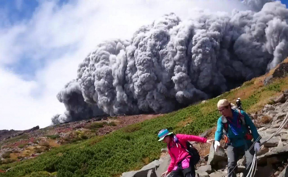Erupția vulcanului din Japonia: Zeci de morți și dispăruți - vulcan131c43621624-1412331661.jpg