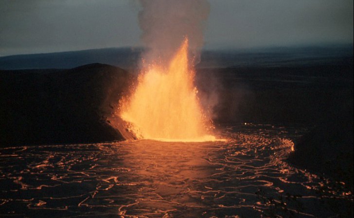 Erupție vulcanică! 10.000 de localnici au primit ordin de evacuare - vulcan1577975001-1525420983.jpg