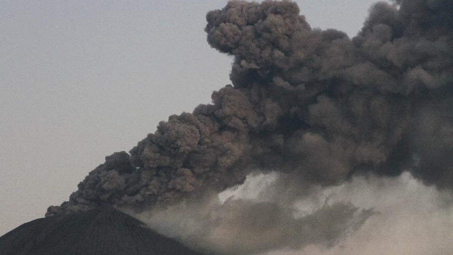 Un vulcan a aruncat o coloană de cenușă la circa 6.000 de metri deasupra nivelului mării - vulcan37268700-1375097066.jpg