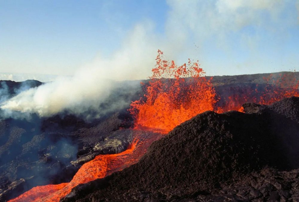Numeroşi curioşi admiră spectacolul lavei la vulcanul Mauna Loa din Hawaii - vulcanhawaii-1670171507.jpg