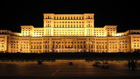 Lanț uman în jurul Palatului Parlamentului, ca formă de protest împotriva proiectului Roșia Montană - w560xh316palatulparlamentului-1379781282.jpg