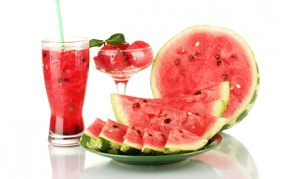 Dieta cu pepene face minuni - watermelonandwatermelonjuice-1401451983.jpg