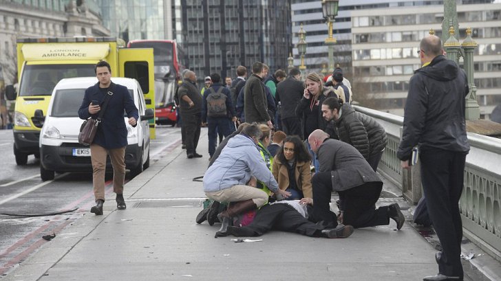 ATENTAT LONDRA / Momentul șocant în care românca este aruncată în Tamisa de SUV-ul teroristului - westminsterbridgeattack297181800-1490252933.jpg