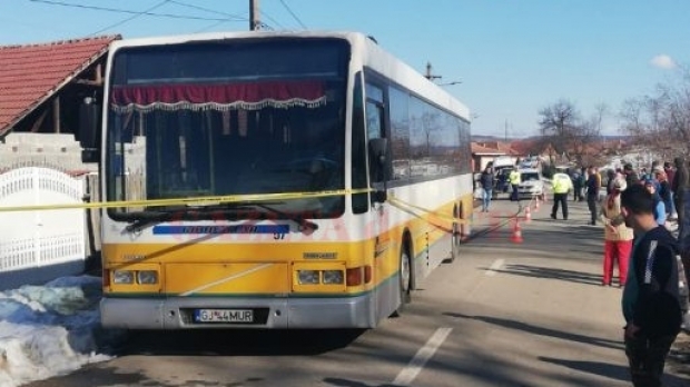 Un copil de 7 ani a murit călcat de autobuz, după ce a coborât din microbuzul școlar - whatsappimage20190213at142043235-1550062822.jpg
