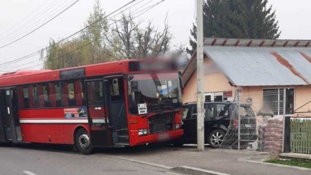 Autobuz cu 14 persoane la bord, implicat într-un accident după explozia unui pneu - whatsappimage20191029at145638006-1572356074.jpg