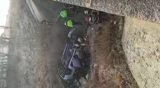 Mașină răsturnată într-un pârâu! O fata de 7 ani a murit. Mama și fratele ei sunt în stare gravă - whatsappvideo20190315at082837mp4-1552640004.jpg