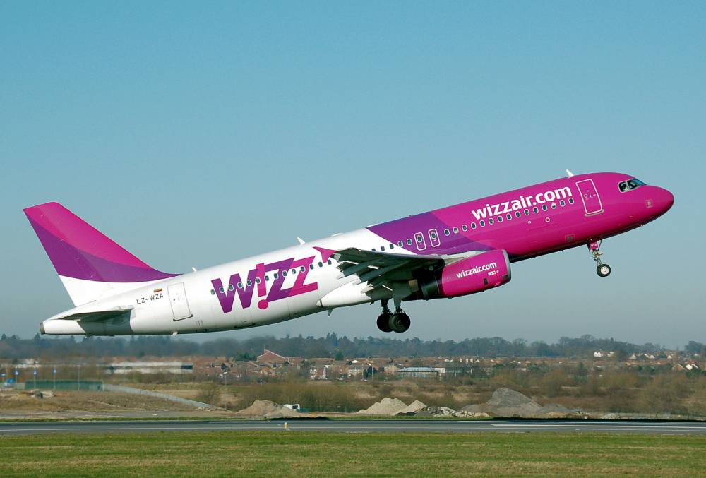 Trei avioane Wizz Air, ținute în aer, deasupra României - whizzaira320200lzwzaleavesground-1452169291.jpg