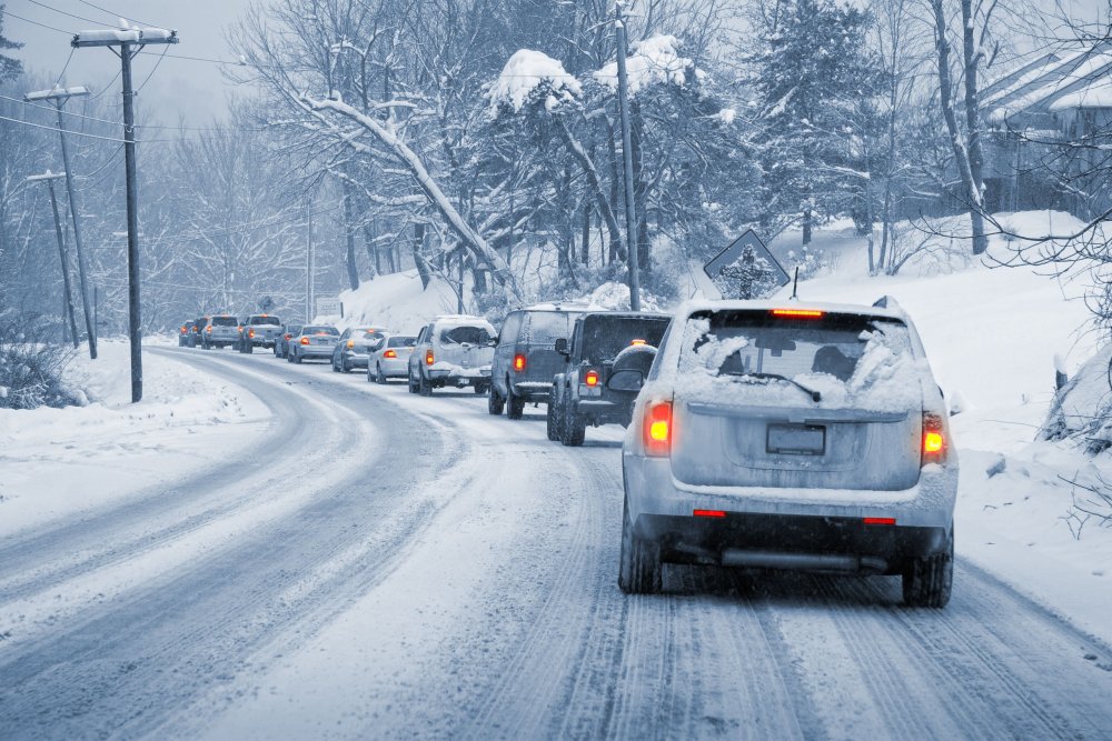 Şoferi, bine de ştiut! Situaţia traficului în această dimineaţă, în ţară - winterdrivinginsnowroyaltyfreeim-1674804082.jpg