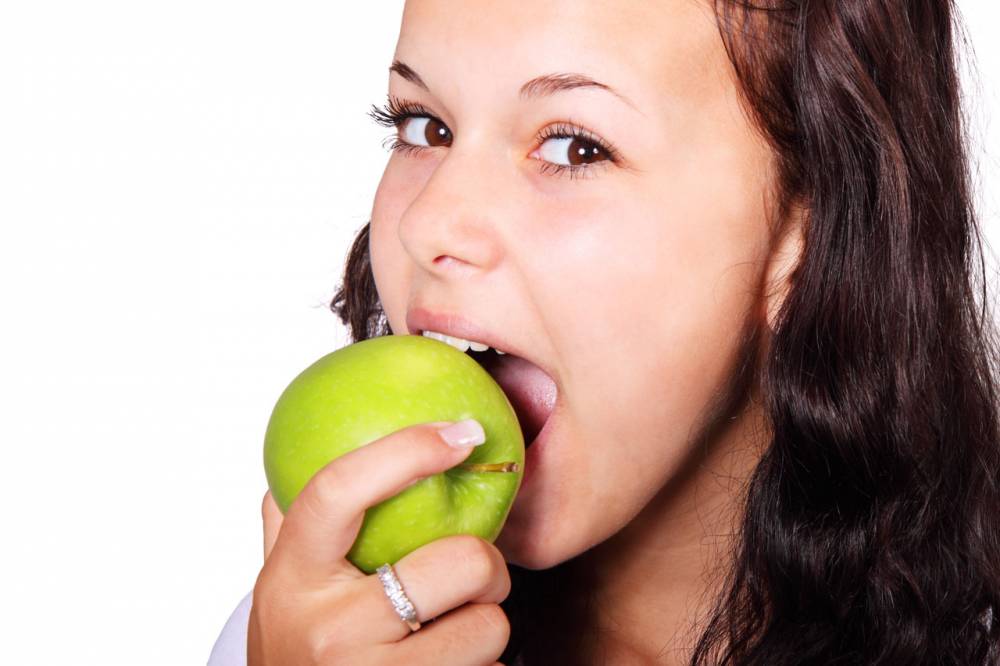 Ce fruct banal reduce riscul de infarct - womaneatingapple-1416566886.jpg