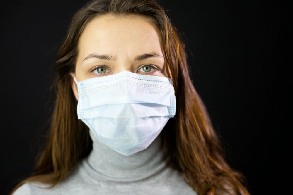 19 persoane confirmate cu coronavirus, externate la cerere din spitalele din Constanța - womanfacemaskportrait-1595078424.jpg