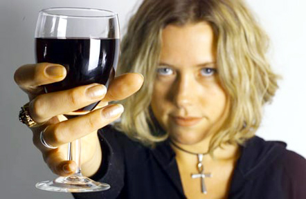 Femeia alcoolică își pecetluiește soarta (2) - womanholdingglassofwine-1319649857.jpg