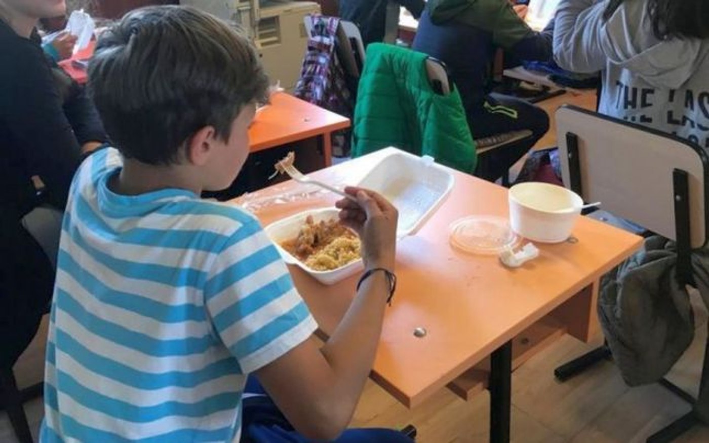 World Vision trage un semnal de alarmă: Pentru un sfert dintre copii, masa primită la școală e tot ce mănâncă într-o zi - world-vision-coppii-flamanzi-1713444926.jpeg