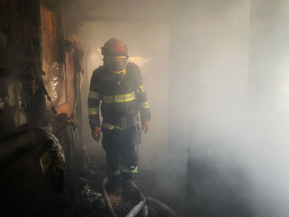 Pompierii au demarat o anchetă după ce o femeie a murit carbonizată, într-un incendiu din Negru Vodă - x-carbonizata2-1679650762.jpg