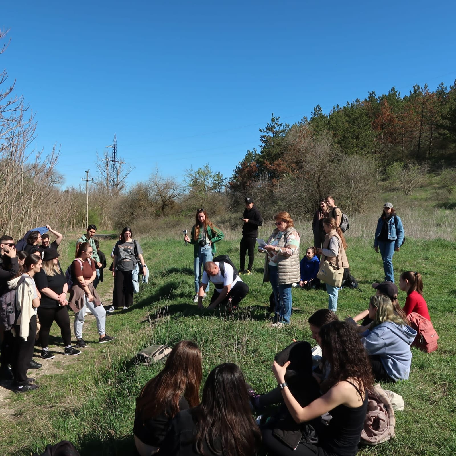Studenţii au plecat în excursie de documentare la Rezervația Naturală „Fântânița” - x-excursie-1712230482.jpg