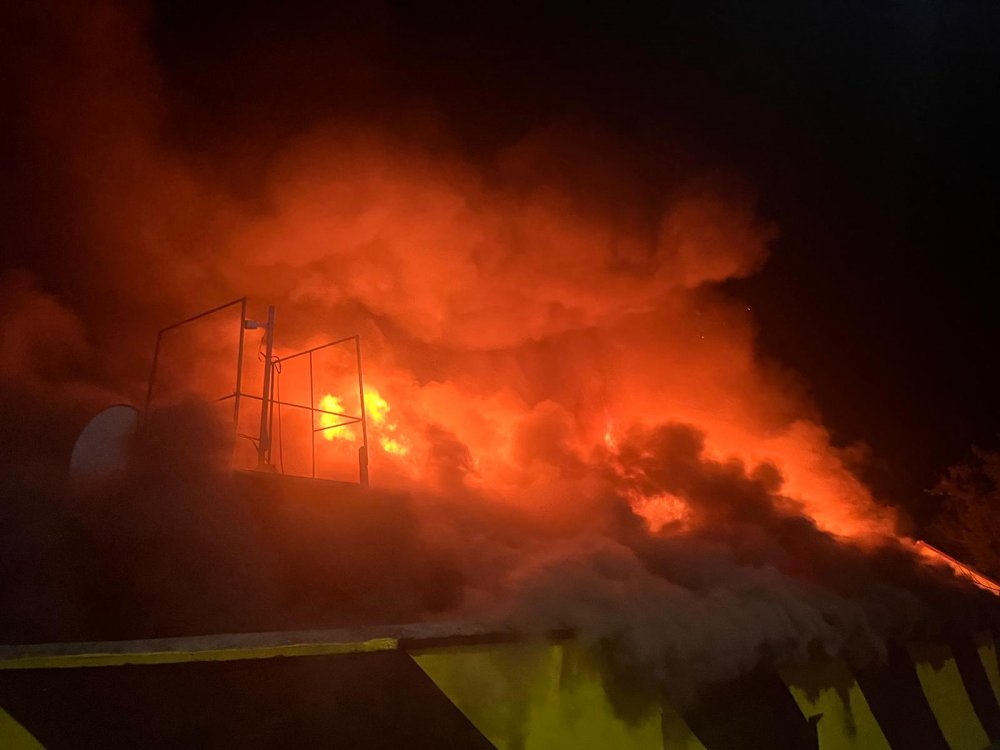 INCENDIU ÎN NOAPTE. Acoperișul unei case din Mihail Kogălniceanu, distrus de foc - x-garaj-kogalniceanu1-1687158310.jpg