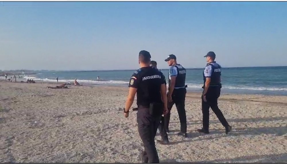 Comercianții ambulanți găsiți pe plajă, sancționați de polițiști - x-politisti-plaja-1692697978.jpg