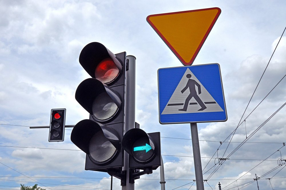Șoferi din Constanța și Mangalia, rămași fără permisele auto: nu au oprit la culoarea roșie a semaforului! - x-razii-cta-mangalia-1685602363.jpg