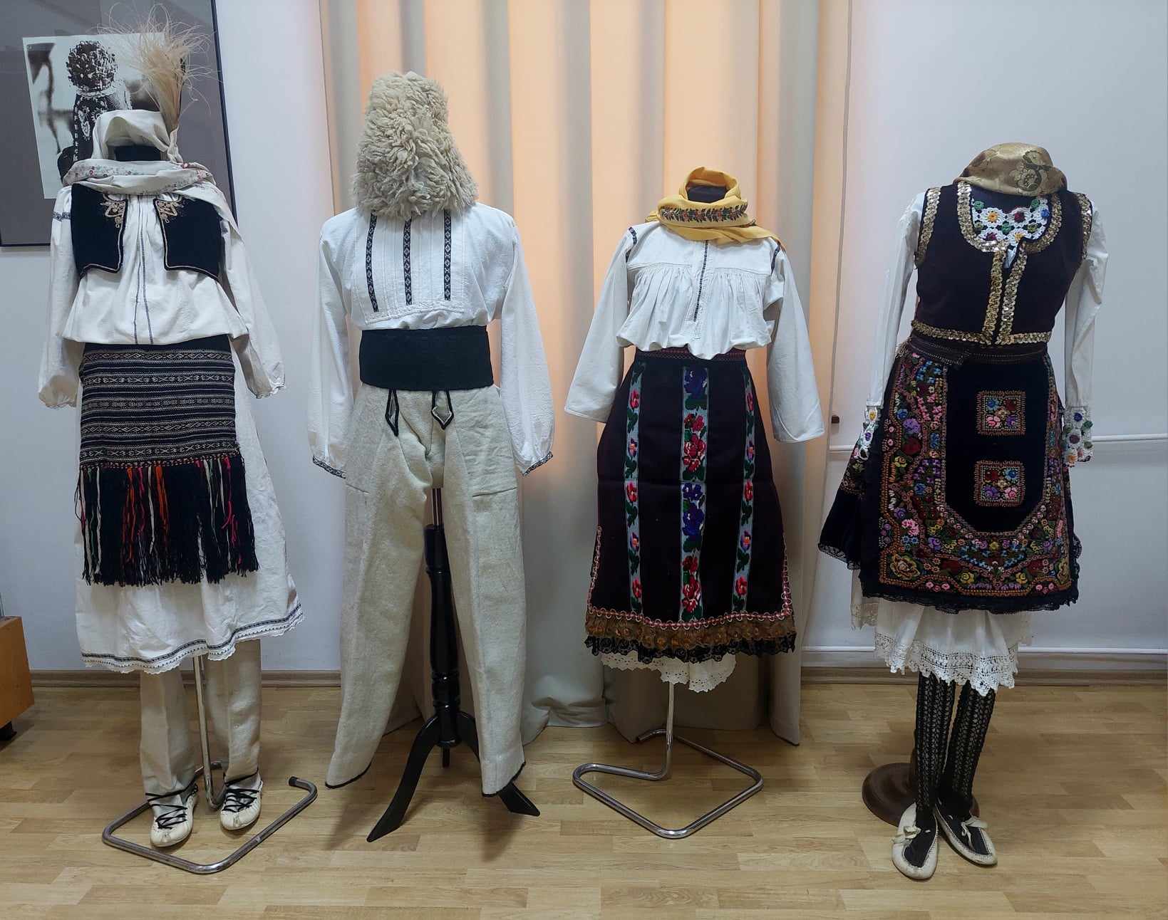 O colecție privată de 21 de costume, în expoziția „Românii din Serbia” - x-romani-din-serbia-1718366233.jpg