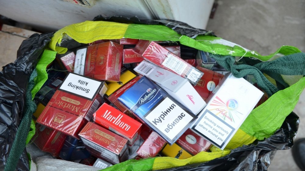 Constănţeni prinşi  de polițiștii locali în timp ce comercializau țigări netimbrate - x-tigari-1679822985.jpg