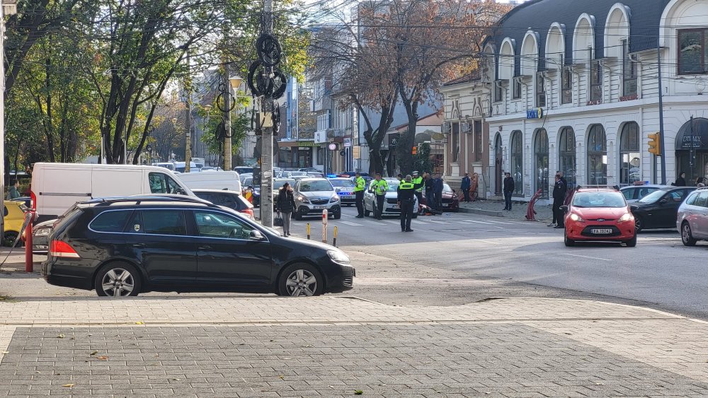 ACCIDENT GRAV în centrul Constanței, între o mașină și o motocicletă. O victimă a ajuns la spital - xaccidentmirceacelbatran-1668767854.jfif