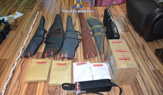 PERCHEZIȚII după o PARTIDĂ DE VÂNĂTOARE. Polițiștii au confiscat mai multe arme și kilograme de carne de cerb - xarmebraconaj-1658145452.jpg