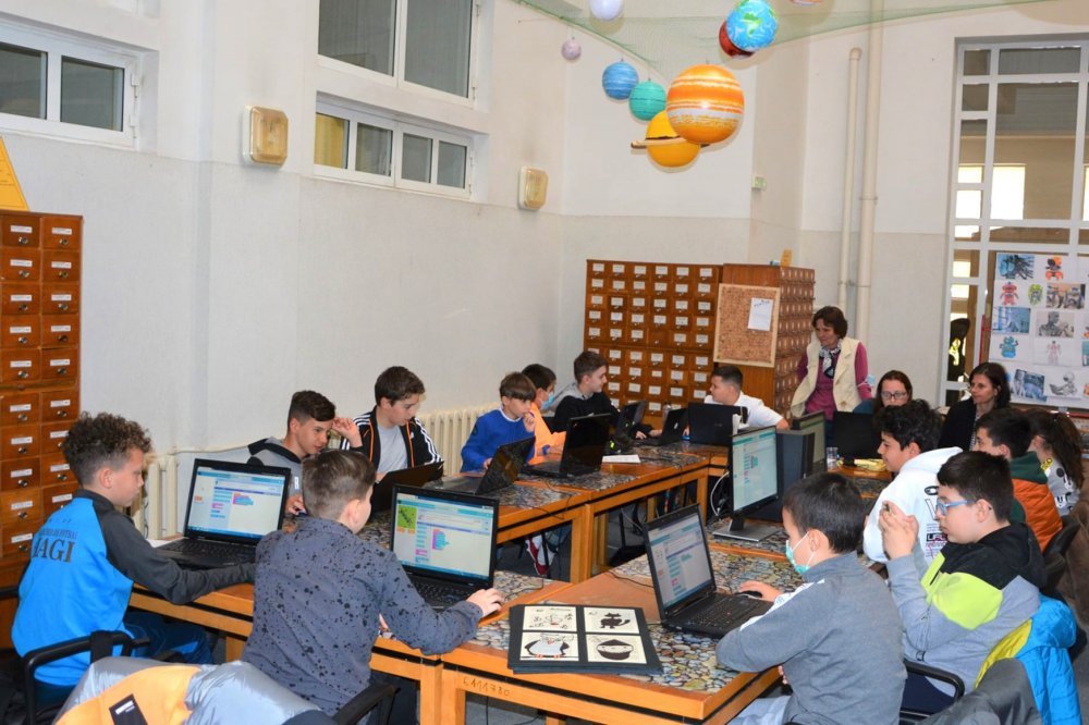Echipamente digitale pentru copiii ucraineni și români, printr-un proiect de solidaritate - xbibliotecajudeteana-1676994098.jpg