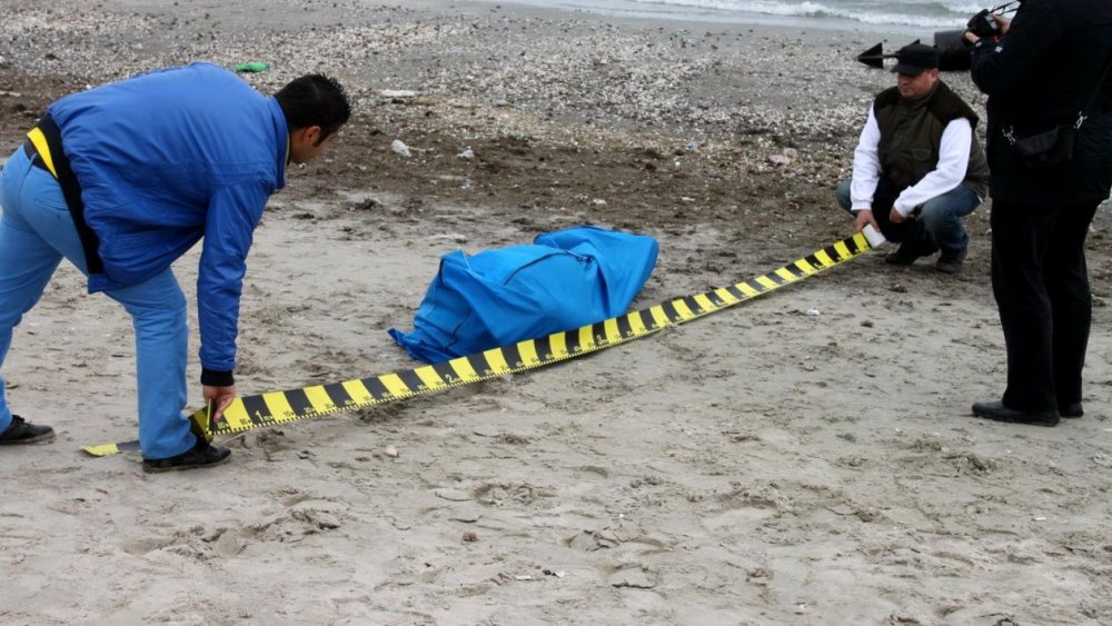 Descoperire macabră: cadavru în putrefacție găsit pe plaja Trei Papuci - xcadavru-1631258955.jpg