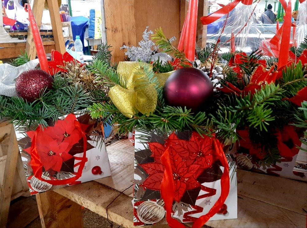 Cadouri tradiţionale de Crăciun şi artificii, vândute în pieţele din Constanţa - xcadouridecraciun-1638448217.jpg