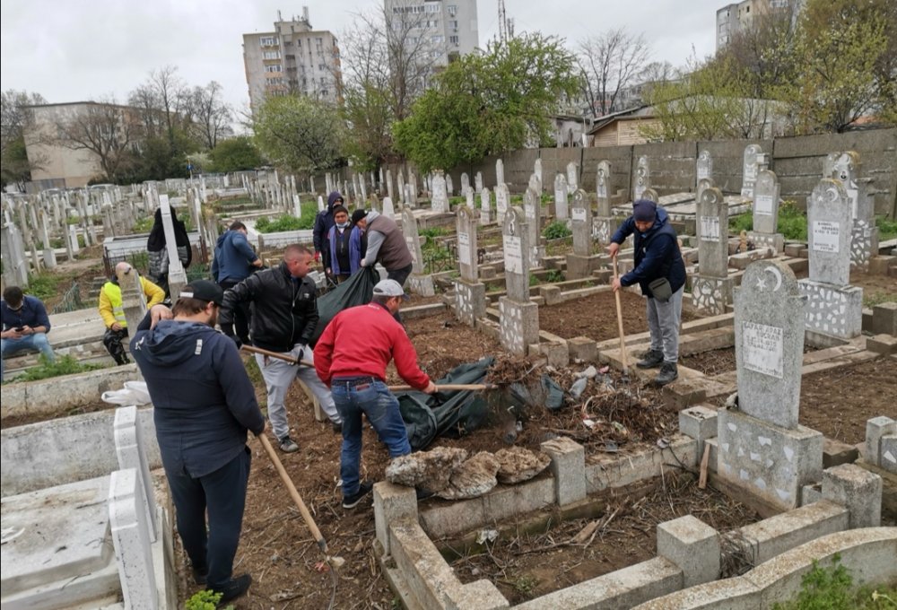 Consilierul local, Ateş Casimceali, face campanie pentru igienizarea cimitirelor musulmane din Constanţa - xcurateniecimitire-1650873524.jpg