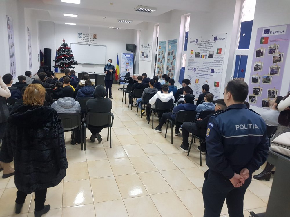 Polițiștii au răspuns întrebărilor liceenilor de la ”Dimitrie Leonida”, pe tema prevenirii victimizării minorilor - xdimitrieleonida-1674739829.jpg