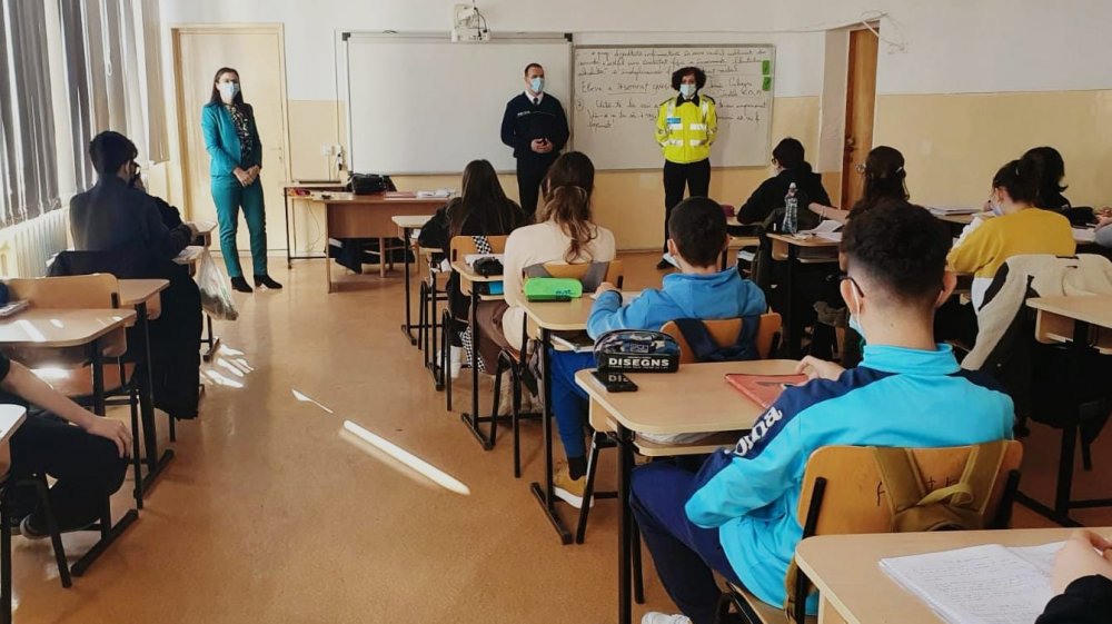 Elevii, faţă în faţă cu poliţiştii, despre hărţuială şi violenţa la şcoală - xelevii-1642772938.jpg
