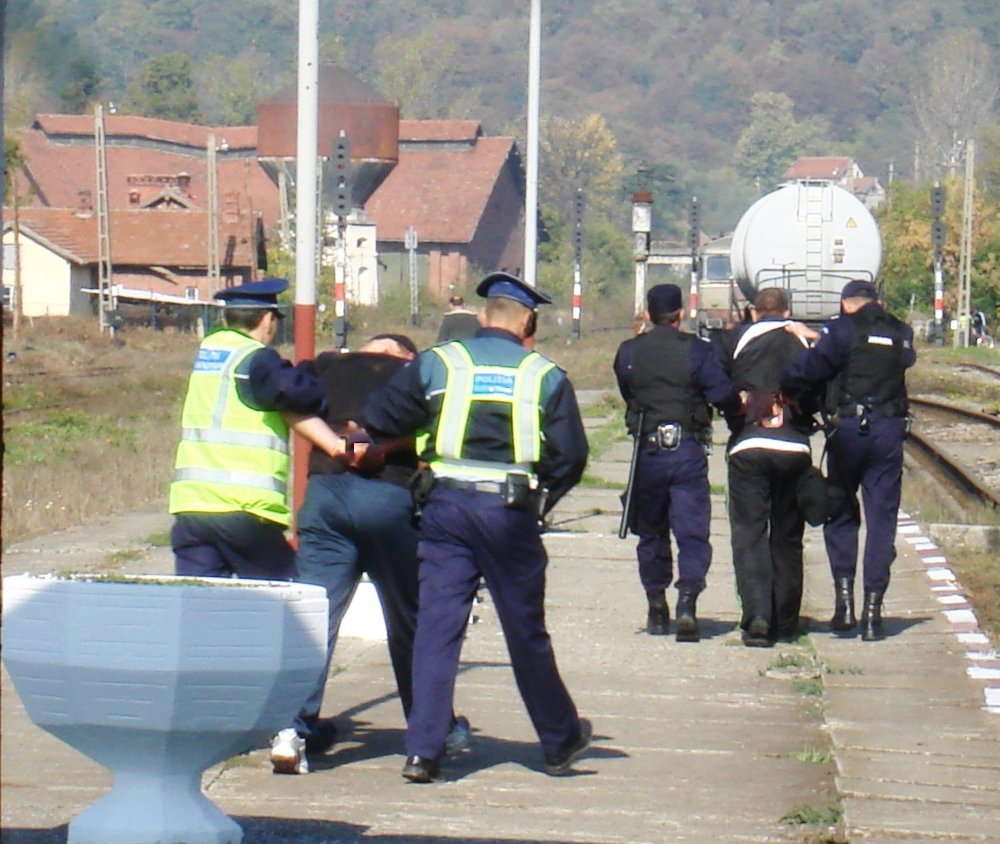 Tentativă de furt dejucată de polițiști, în portul Constanța: suspecții au încercat să plece cu aproape o tonă de florea-soarelui - xferoviar-1667913263.jpg