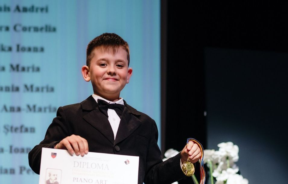 Marele Trofeu ,,Piano Art’’, câștigat de Chivu Yanis-Andrei, un elev în vârstă de 10 ani, din județul Dâmbovița - xfondpianoart1718632976-t-1718637366.jpg