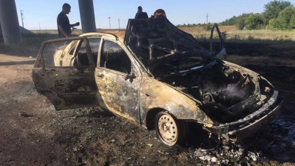 Mașină furată și INCENDIATĂ, la marginea pădurii din Rasova. Suspecții au fost reținuți - xfurtdistrugere-1630592297.jpg