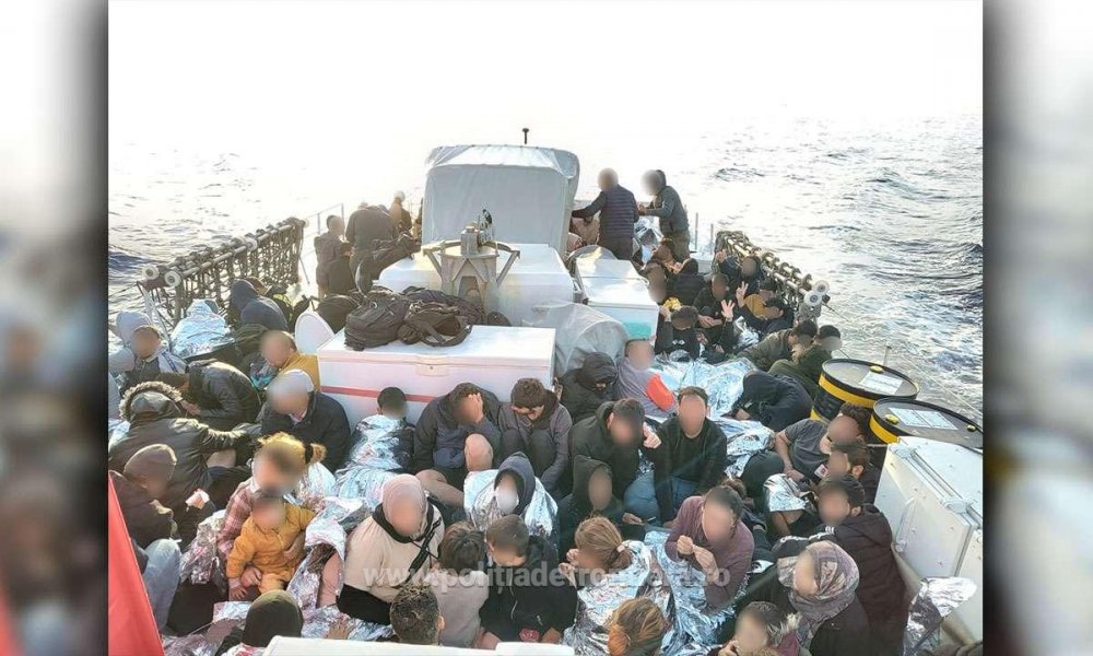 Intervenţie salvatoare a poliţiştilor de frontieră români în Marea Mediterană. 108 persoane salvate de la moarte - xinterventie-1666958664.jpg