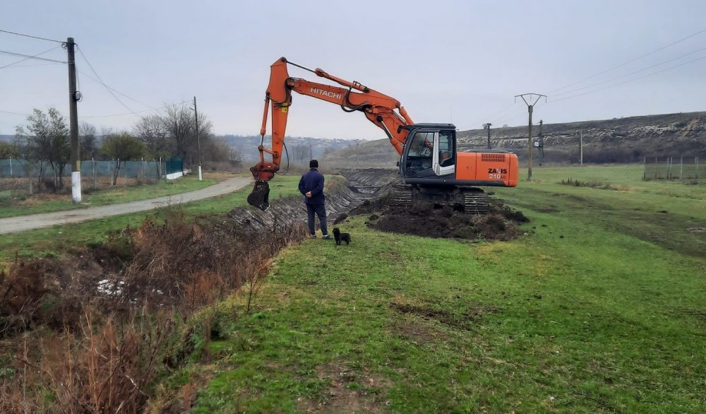 Lucrări de decolmatare în Valea Albești, pentru a preveni inundaţiile - xlucraridecolmatare-1642599771.jpg