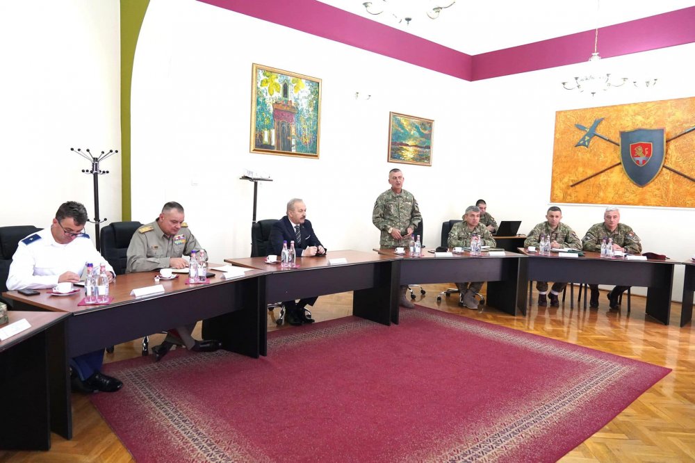 Ministrul Vasile Dîncu: „Este esențial să ne concentrăm pe îmbunătățirea condițiilor de viață ale militarilor” - xministrubani1-1652179880.jpg