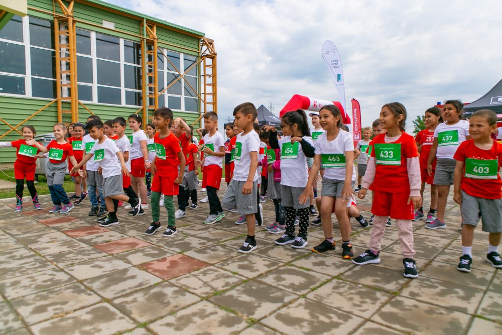 Aproape 400 de copii au alergat la ”Ștafeta pentru Educație” de la Castelu - xstafetacastelu1-1652867438.jpg