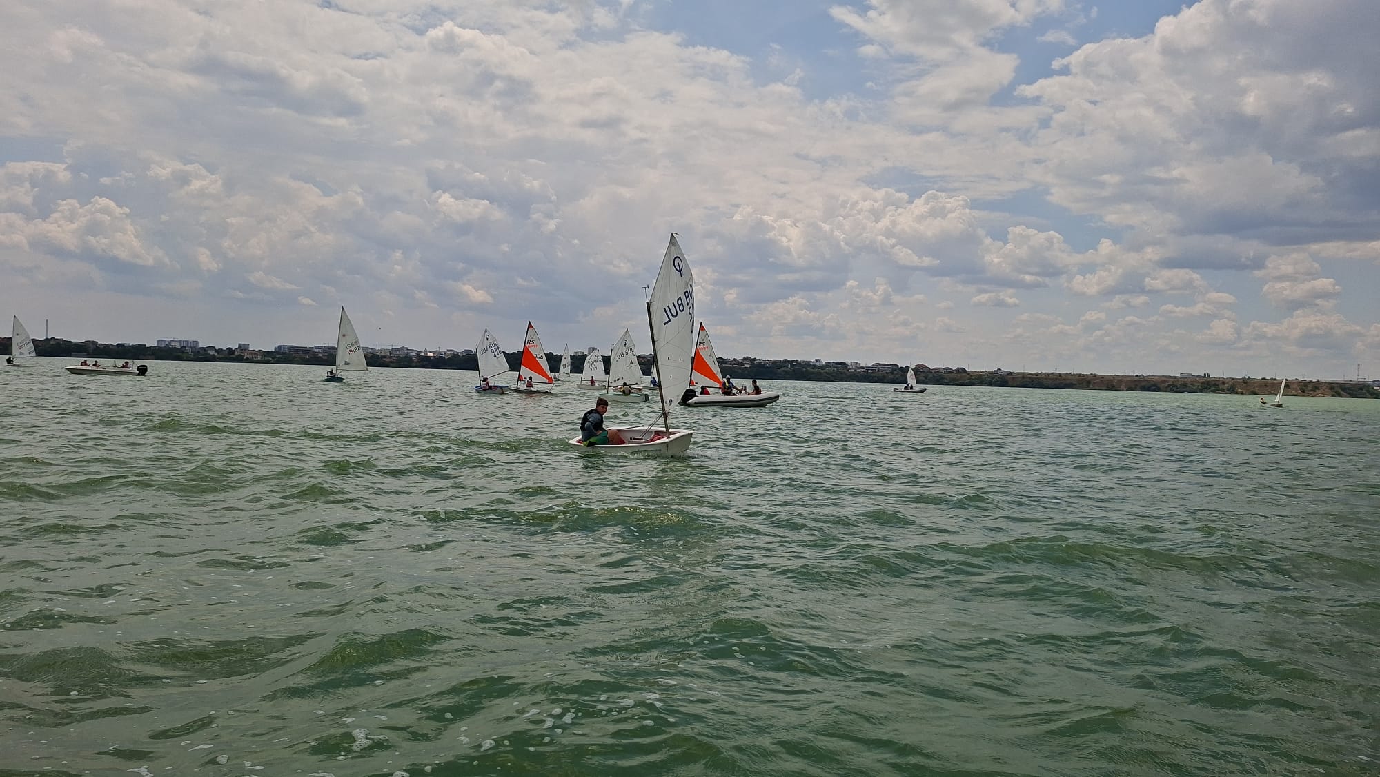 UPDATE Trofeul Tomis la Yachting a început la Mamaia. Aproximativ 50 de sportivi din trei țări concurează pe lacul Siutghiol