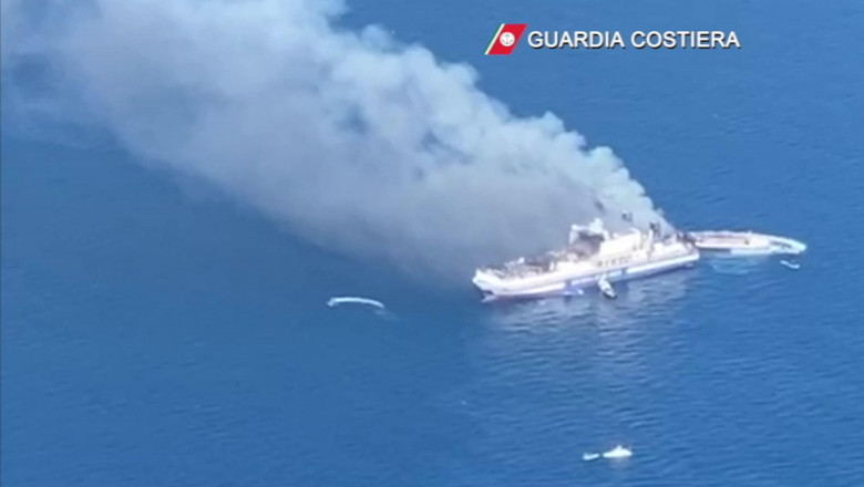 600 de grade pe feribotul care a luat foc în Mediterana! Pompierii încearcă să-l răcească pentru a-i găsi pe cei 12 dispăruți - yjnkmmi5yjg4zdk2zjlkm2rmzgfjnjvk-1645277971.jpg