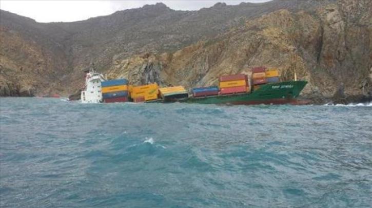Risc de poluare după ce o navă turcă a eșuat în largul insulei Mykonos - yusufcepnioglu-1394474042.jpg