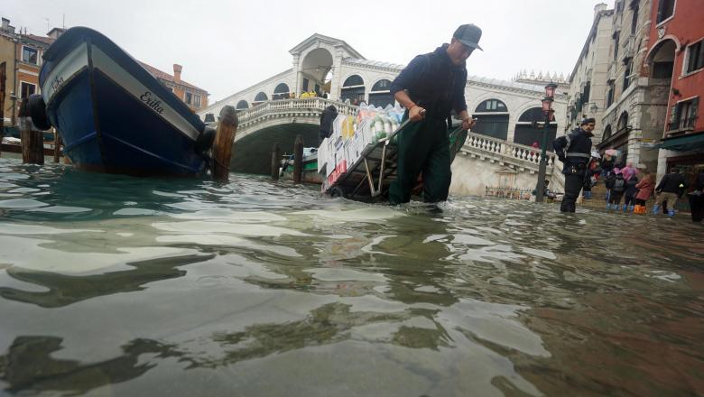 Cea mai înaltă maree din ultimii 50 de ani a devastat Veneția - yxnoptzknjuzzji2n2y3mzriywu5oduz-1573632865.jpg