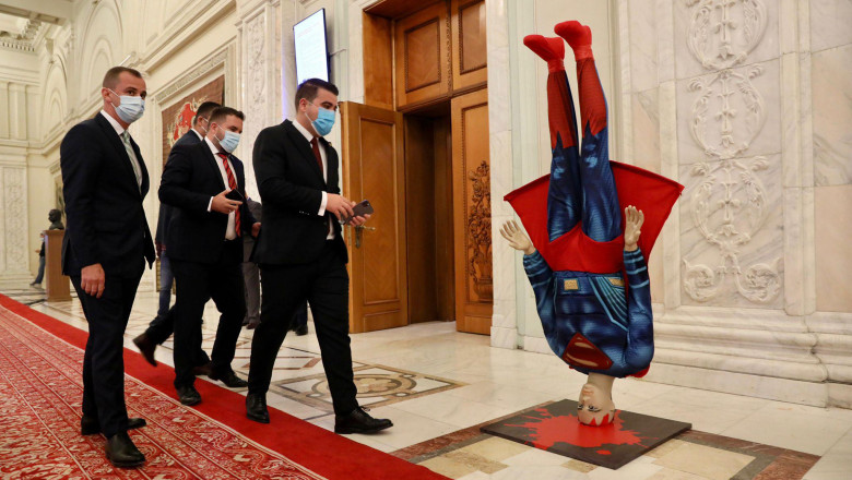 Gest neaşteptat al reprezentanţilor PSD. Au adus în Parlament un Superman cu capul în jos - yzu2ota2ywuzodu3nju2mwi0njyxntdk-1633423790.jpg