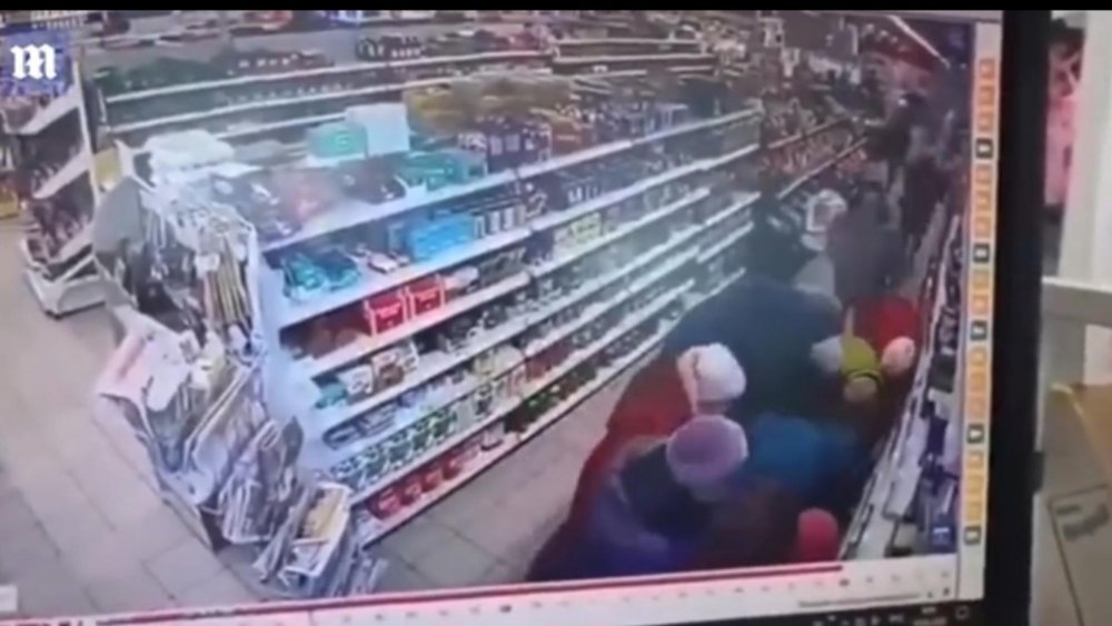 Imagini incredibile într-un magazin din Rusia: Zeci de oameni se îmbulzesc pentru a prinde o pungă cu zahăr - zahar-1647522962.jpg