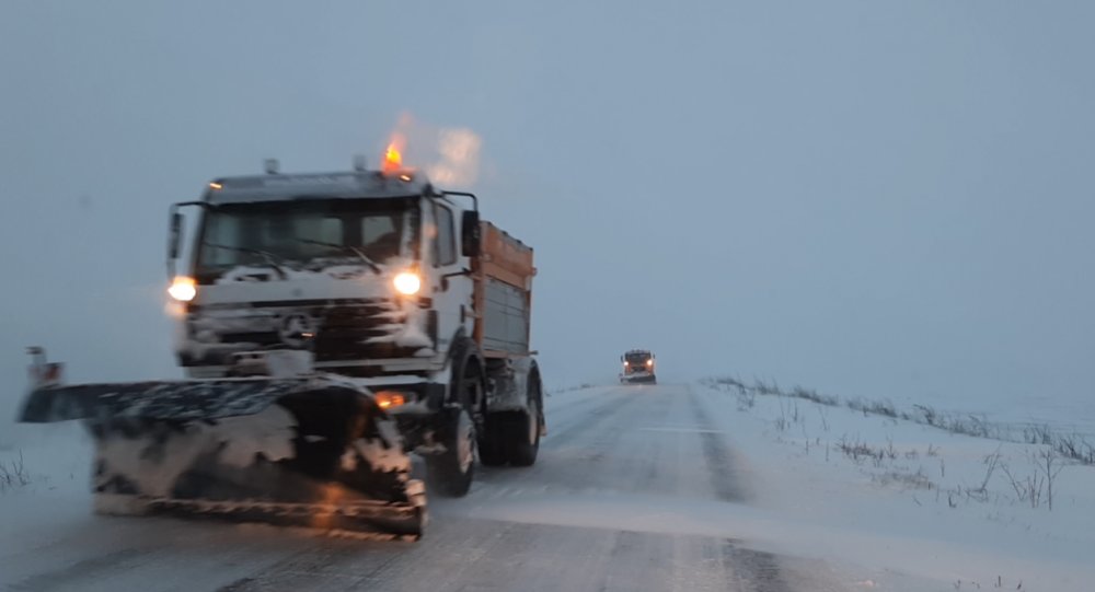 VIDEO / Viscol și vizibilitate scăzută, pe șosele. Intervin drumarii - zapada-1611728301.jpg
