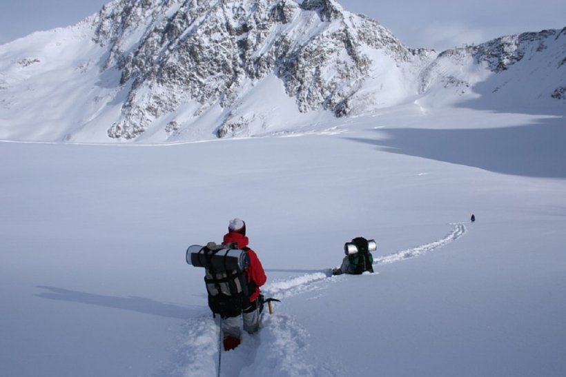 Strat consistent de zăpadă şi temperaturi scăzute, la altitudini mari. Ce nu trebuie să-ţi lipsească din rucsac când pleci într-o drumeţie pe munte - zapada-1636569274.jpg