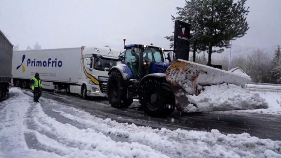 Zăpada a blocat mai multe drumuri în Spania - zapadaablocatspania-1638193777.jpg