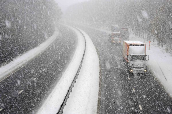Autostradă închisă din cauza viscolului - zapadaautostrada-1354987914.jpg